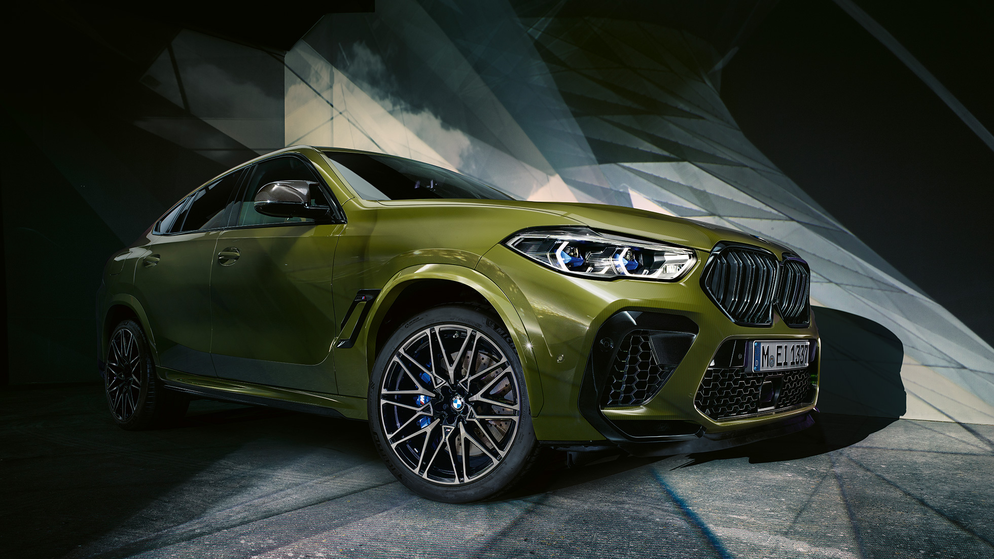 Diseño exterior BMW X6 M Competition Diseño exterior BMW X6 M Competition F96 2020 Pintura Especial BMW Individual Urban Green SUV, vista de tres cuartos del frontal