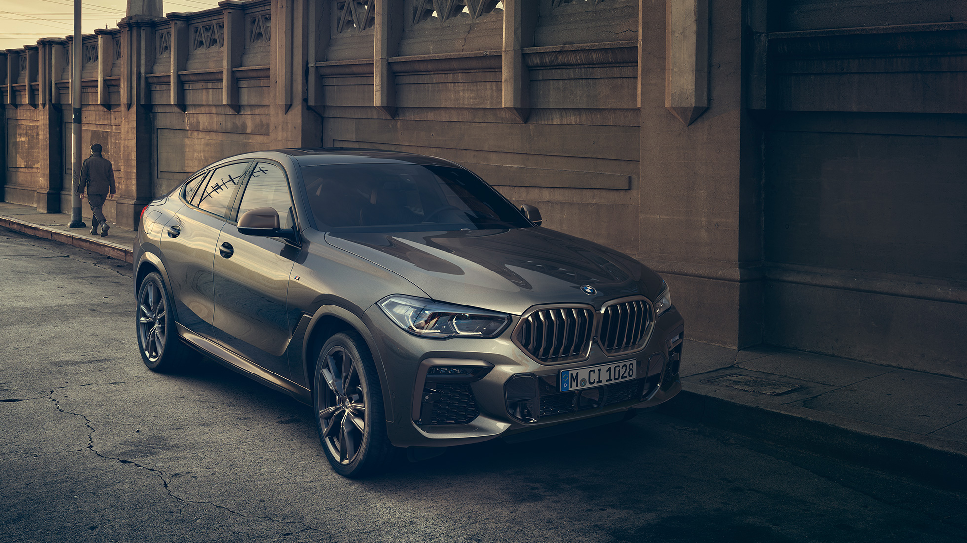 BMW X6 M50i con motor de gasolina de 8 cilindros BMW M Power Turbo BMW X6 M50i con motor de gasolina de 8 cilindros BMW M Power Turbo G06 Manhattan metalizado, vista de tres cuartos del lateral