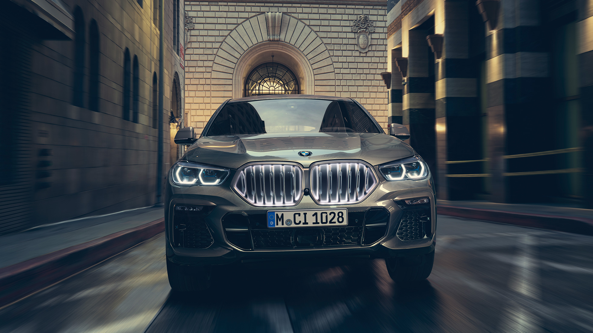 BMW X6 M50i con motor de gasolina BMW M Power Turbo BMW X6 M50i con motor de gasolina BMW M Power Turbo G06 Manhattan metalizado, vista frontal