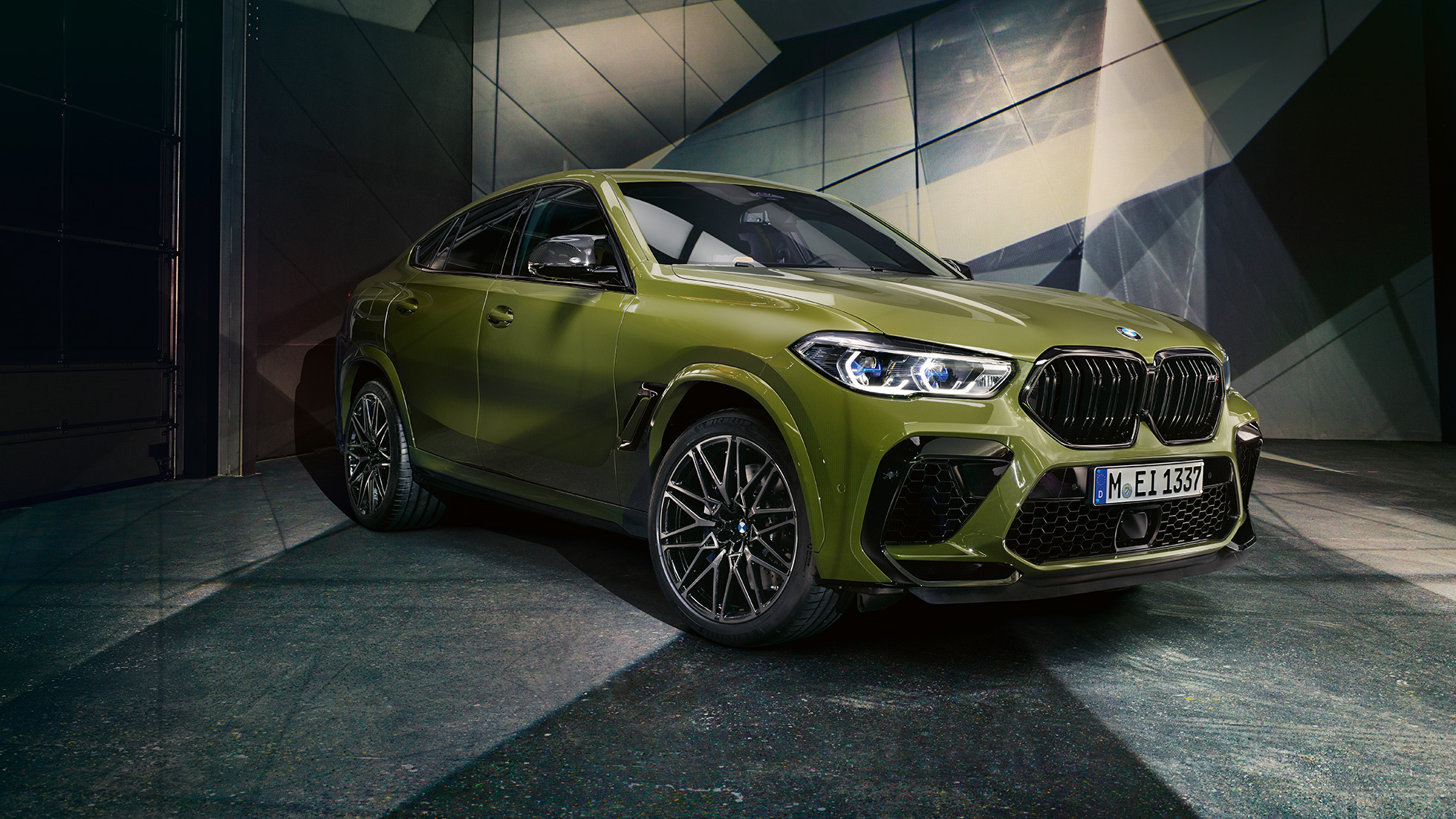 Riñones de la parrilla M BMW X6 M Competition Riñones de la parrilla M BMW X6 M Competition F96 Pintura especial BMW Individual Urban Green SUV, vista de tres cuartos del frontal