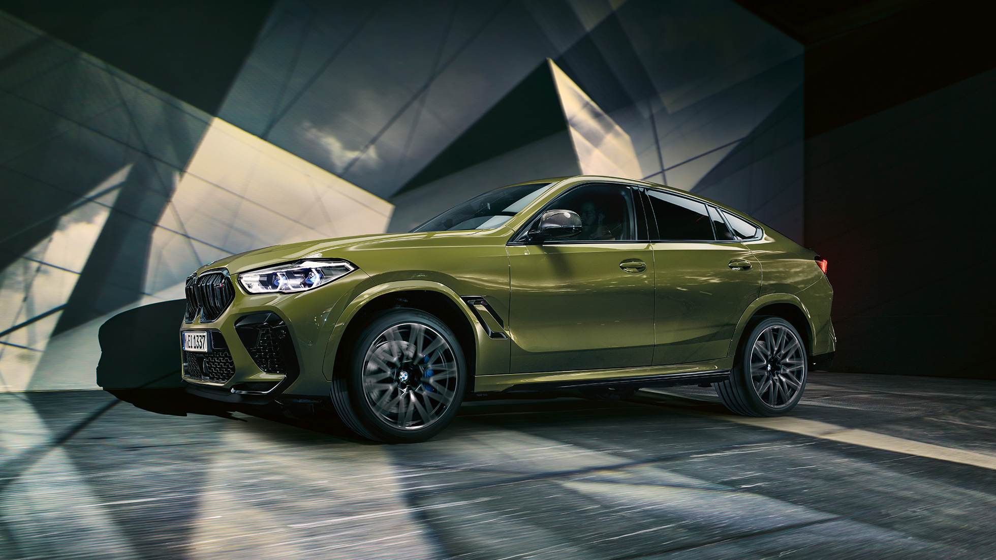 BMW X6 M Competition, vista lateral BMW X6 M Competition con llantas de aleación ligera M F96 Pintura Especial BMW Individual Urban Green, vista lateral