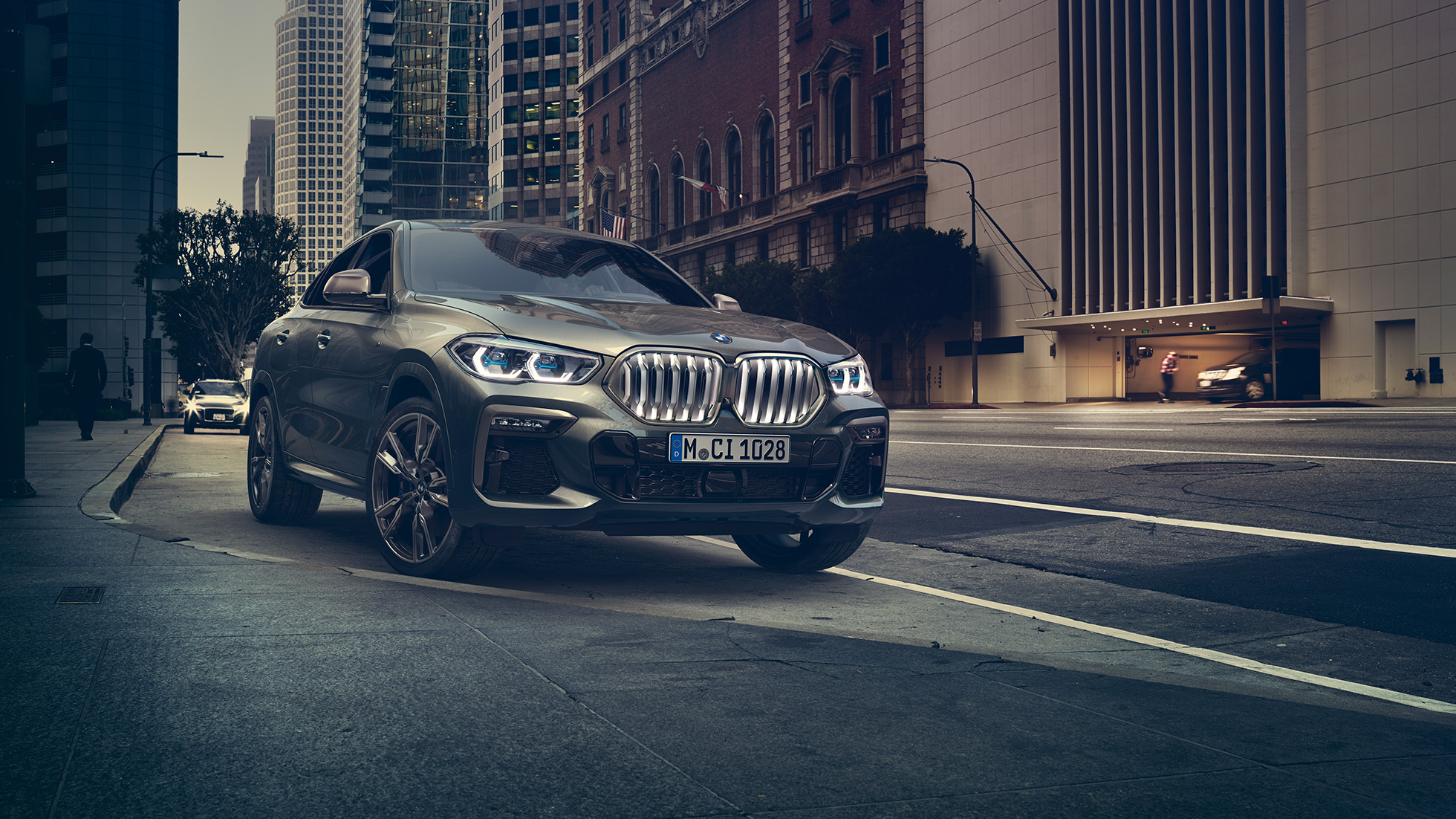 BMW X6 M50i BMW X6 M50i, vista de tres cuartos del frontal en un entorno urbano
