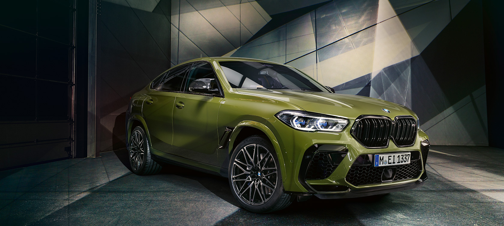 BMW X6 M Competition, vista lateral BMW X6 M Competition Pintura Especial BMW Individual Urban Green SUV F96 2020 , vista lateral