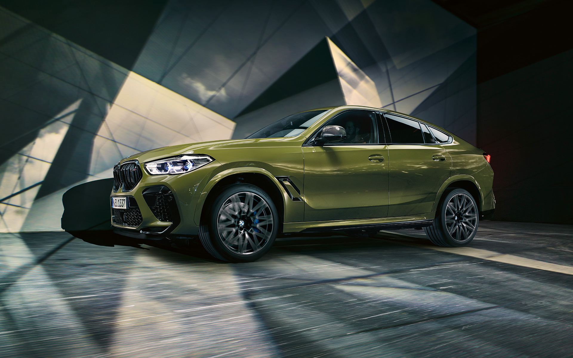 BMW X6 M Competition, vista lateral F96 BMW X6 M Competition con llantas de aleación ligera M F96 2020 SUV Pintura especial BMW Individual Urban Green, vista lateral