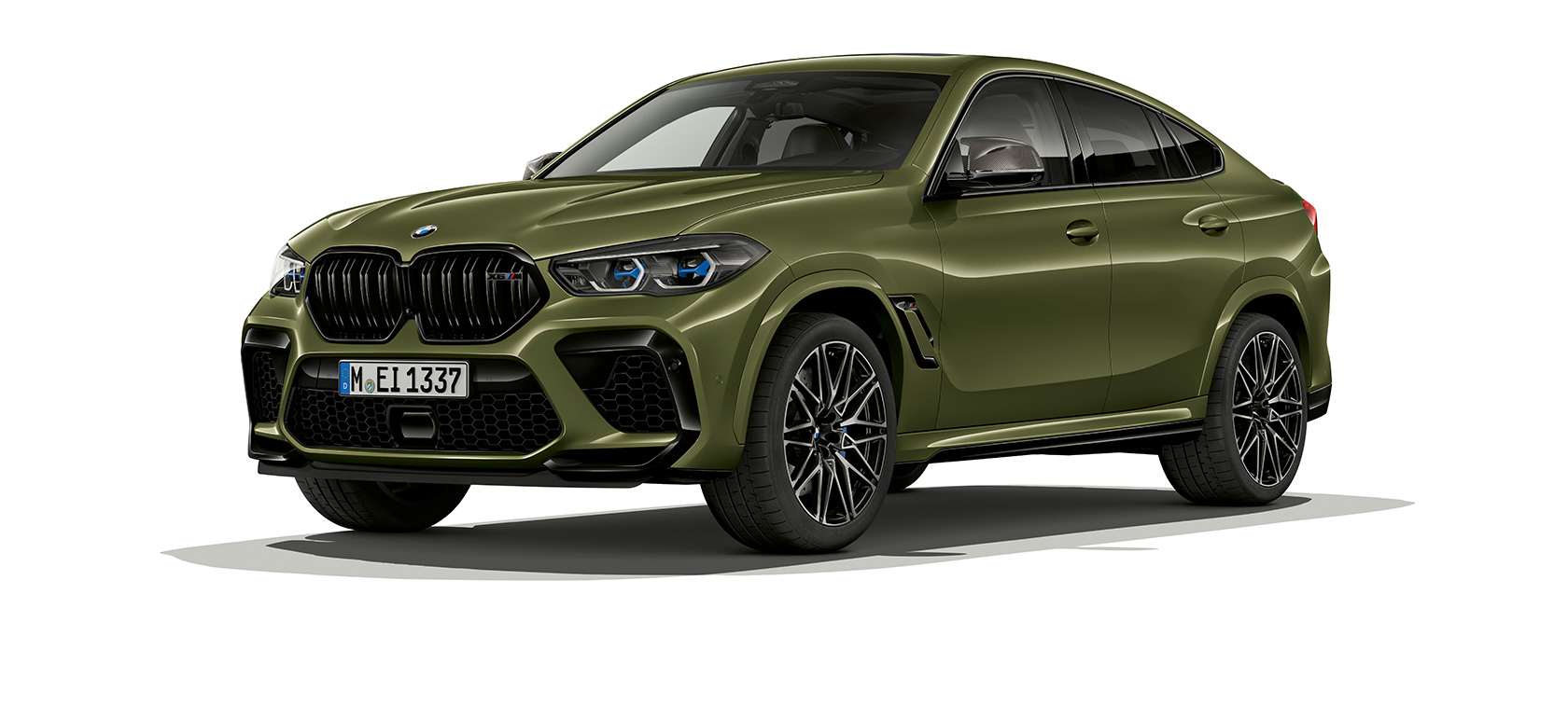 BMW X6 M Competition, vista de tres cuartos del lateral F96 BMW X6 M Competition F96 2020 SUV Pintura especial BMW Individual Urban Green vista de tres cuartos del lateral