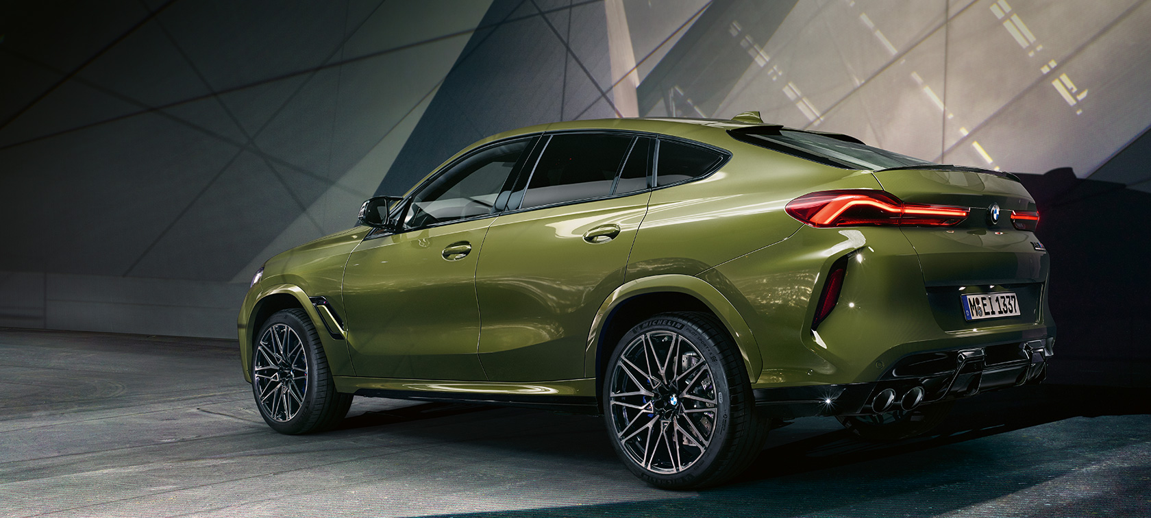 BMW X6 M Competition, vista de tres cuartos de la zaga F96 BMW X6 M Competition F96 2020 Pintura especial BMW Individual Urban Green, vista de tres cuartos de la zaga