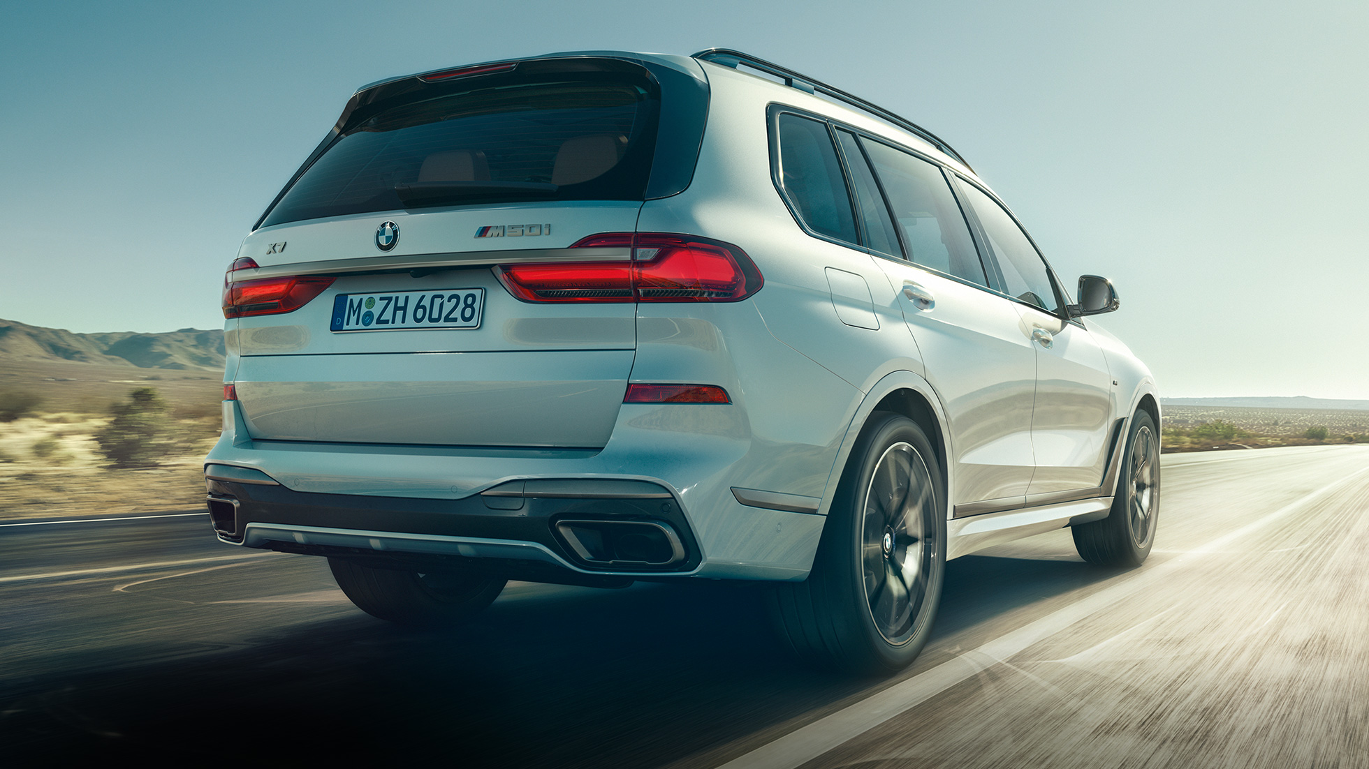 BMW X7 M50i, vista trasera BMW X7 M50i en Mineralweiss, en marcha, vista de tres cuartos de la zaga, G07, 2019