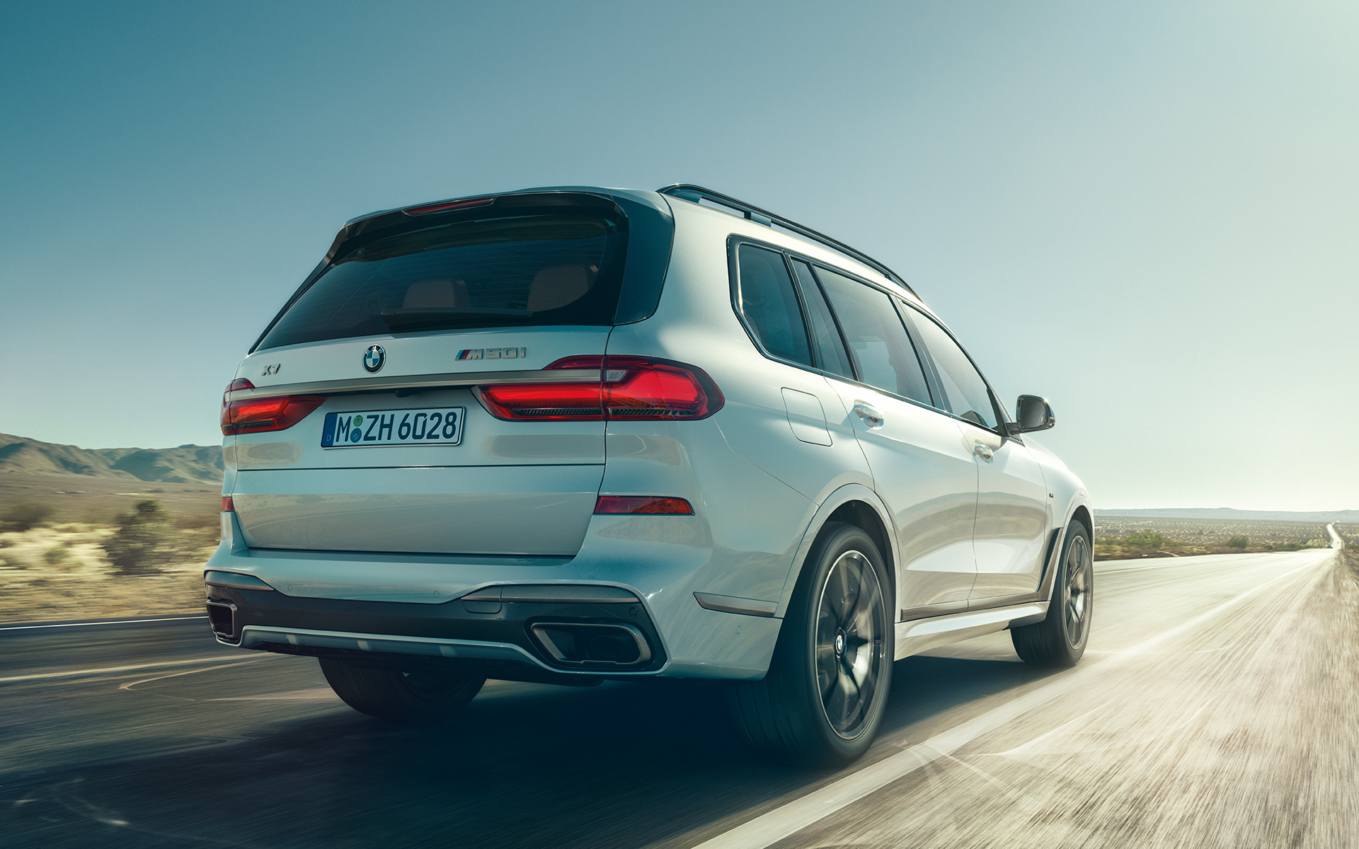 BMW X7 M50d G07 2019 Mineral White, vista de la zaga, en marcha BMW X7 M50d G07 2019 Mineral White, vista de la zaga, en marcha