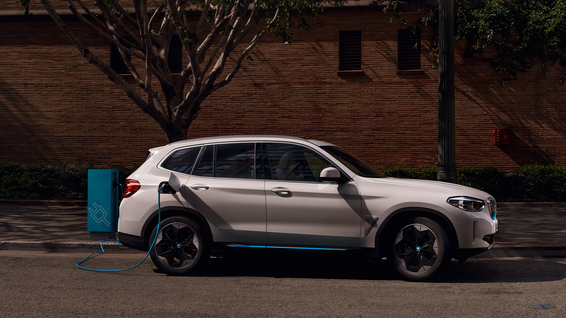 High Power Charging BMW iX3 G08 Vista lateral en punto de carga público High Power Charging BMW iX3 G08 2020 Mineralweiss metalizado Vista lateral en punto de carga público