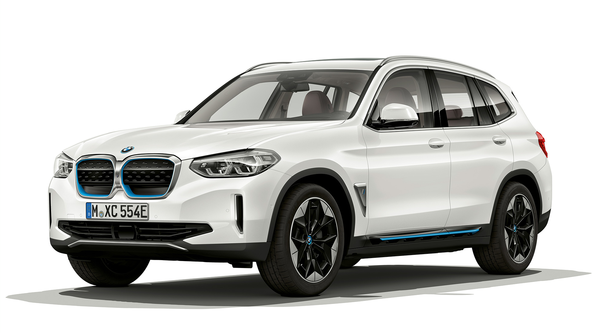 BMW iX3 SUV G08 Acabado Impressive Vista de tres cuartos del frontal BMW iX3 SUV G08 2020 Acabado Impressive Mineralweiss metalizado Vista de tres cuartos del frontal