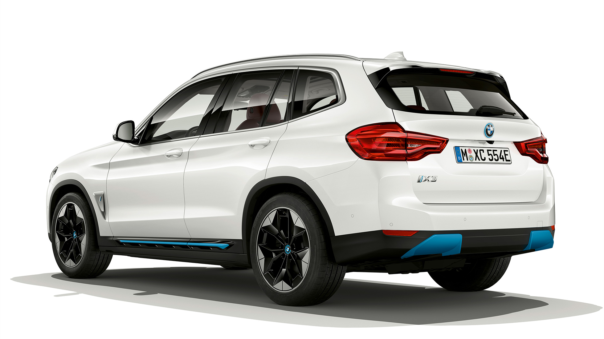 BMW iX3 SUV G08 Acabado Impressive Vista de tres cuartos de la zaga BMW iX3 SUV G08 2020 Acabado Impressive Mineralweiss metalizado Vista de tres cuartos de la zaga