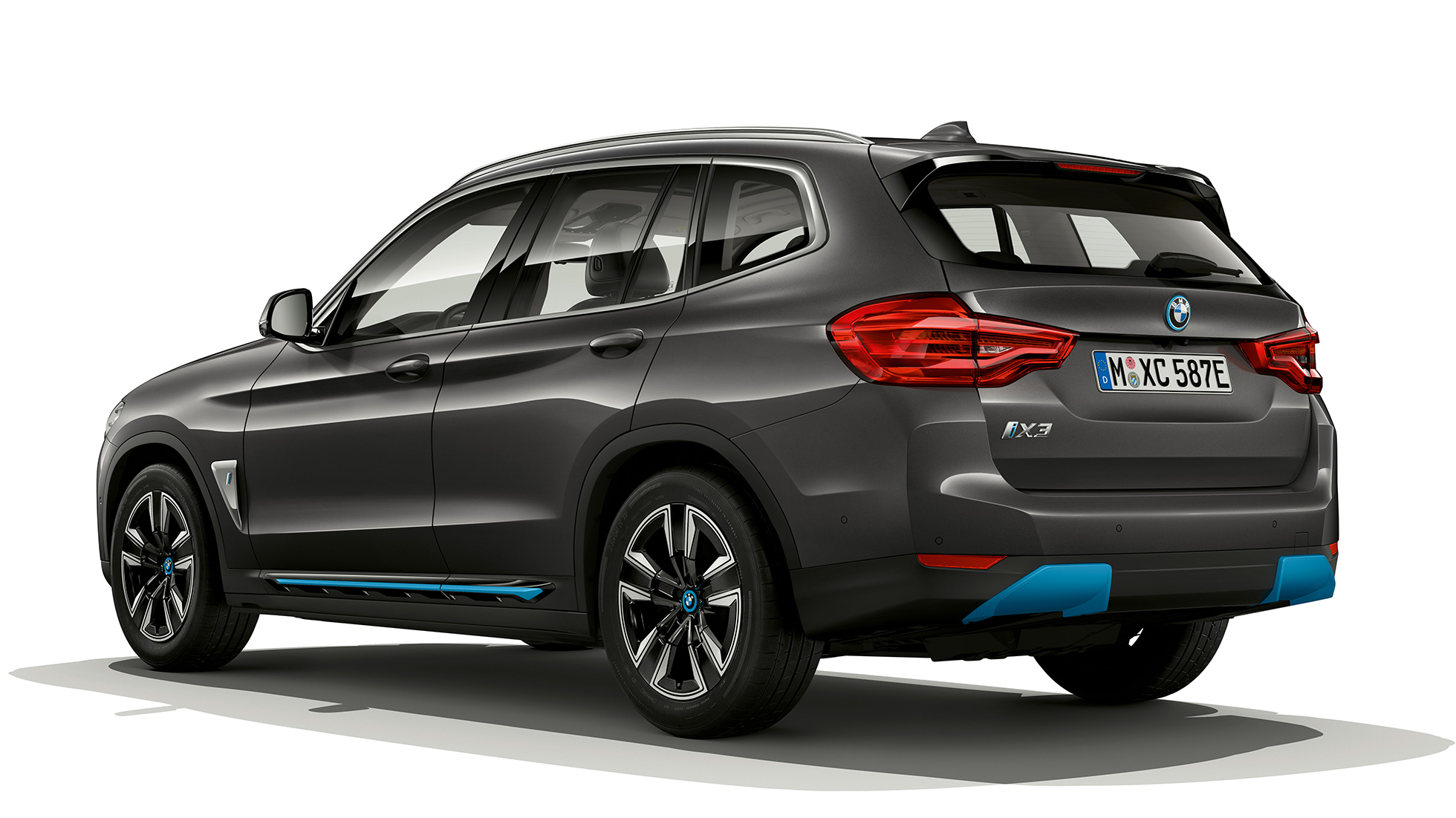 BMW iX3 SUV G08 2020 Acabado Inspiring Vista de tres cuartos de la zaga BMW iX3 SUV G08 2020 Acabado Inspiring Sophistograu efecto brillante Vista de tres cuartos de la zaga