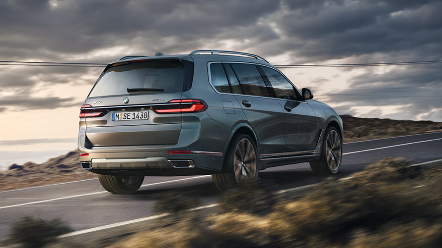 BMW X7 G07, primera generación, vista de tres cuartos de la zaga, circulando por la carretera Modelos BMW X BMW X7 G07, primera generación, vista de tres cuartos de la zaga, circulando por la carretera