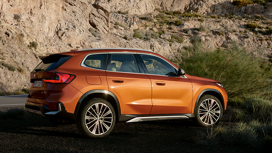BMW X1 U11 tercera generación, vista de tres cuartos del frontal, en carretera Serie X de BMW BMW X1 U11 tercera generación, vista de tres cuartos del frontal, en carretera