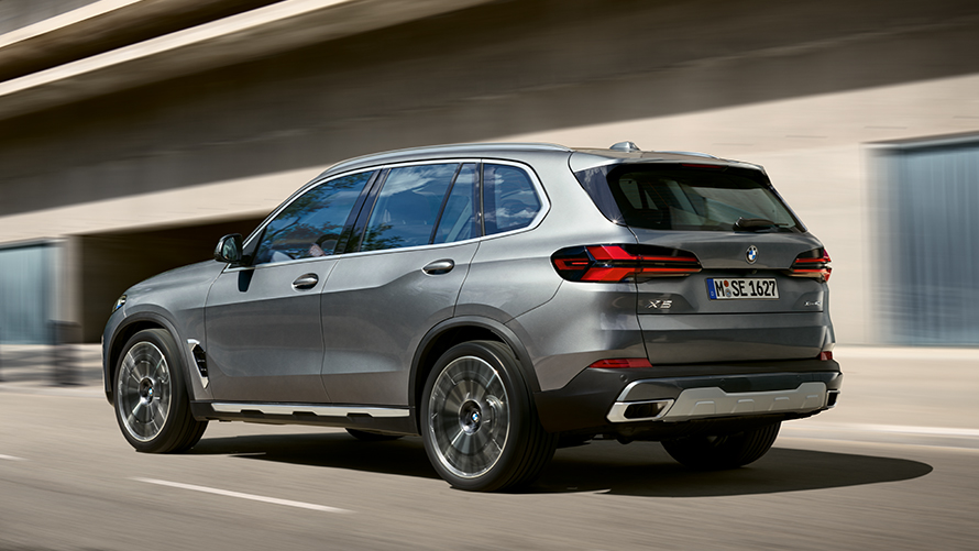 BMW X5 G05, quinta generación, vista de tres cuartos de la zaga BMW Serie X BMW X5 G05, quinta generación, vista de tres cuartos de la zaga circulando por la calle
