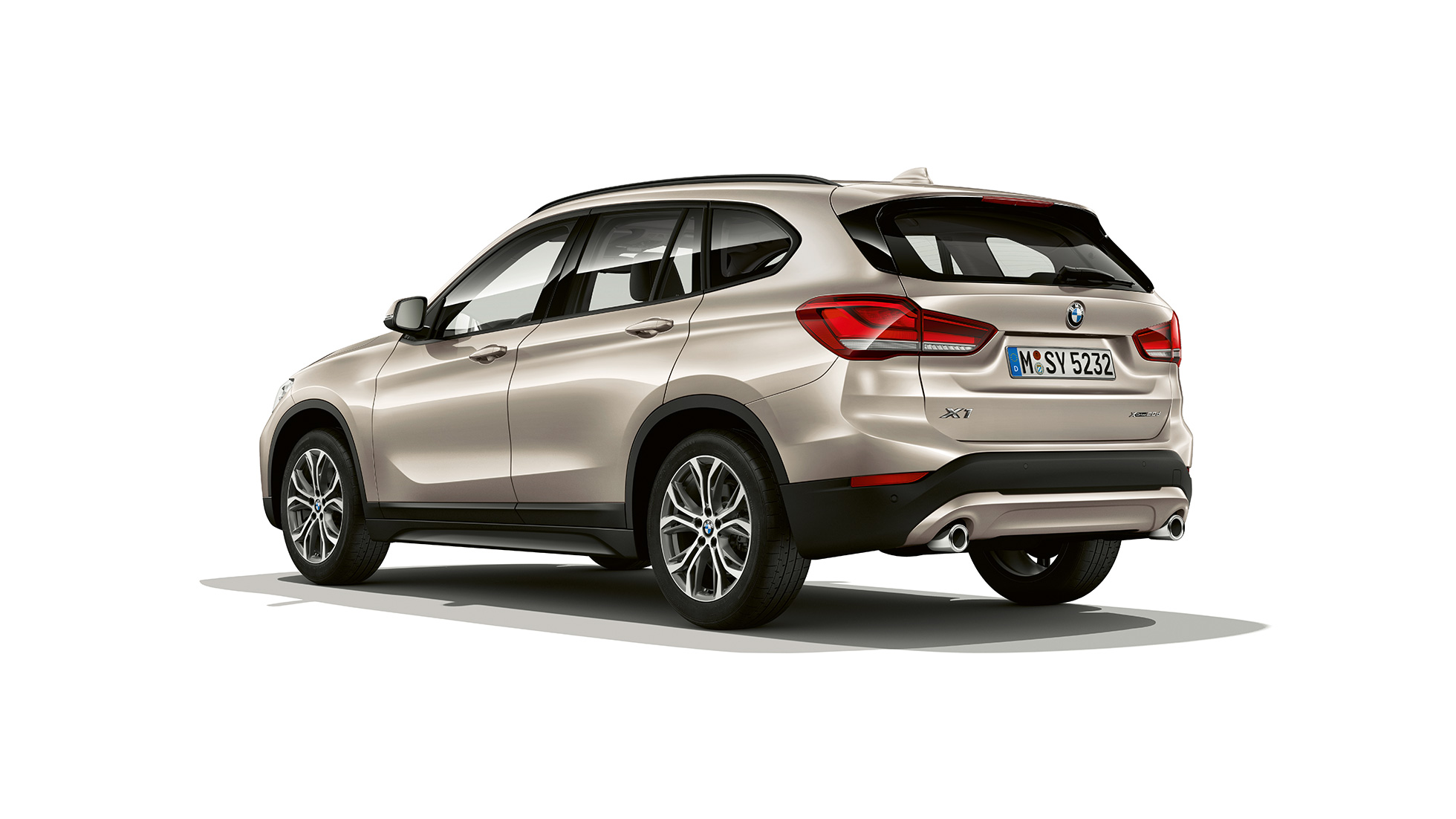 BMW X1 SUV F48, Acabado Advantage, vista de tres cuartos de la zaga BMW X1 SUV F48, Acabado Advantage, imagen de estudio de tres cuartos del frontal