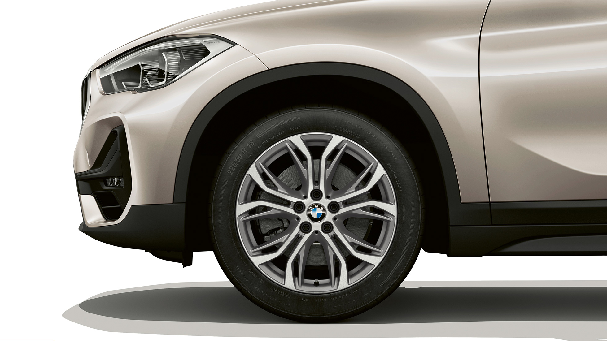 BMW X1 SUV F48, Acabado Advantage, llantas de aleación ligera BMW X1 SUV F48, Acabado Advantage, vista lateral con primer plano de las llantas de aleación ligera