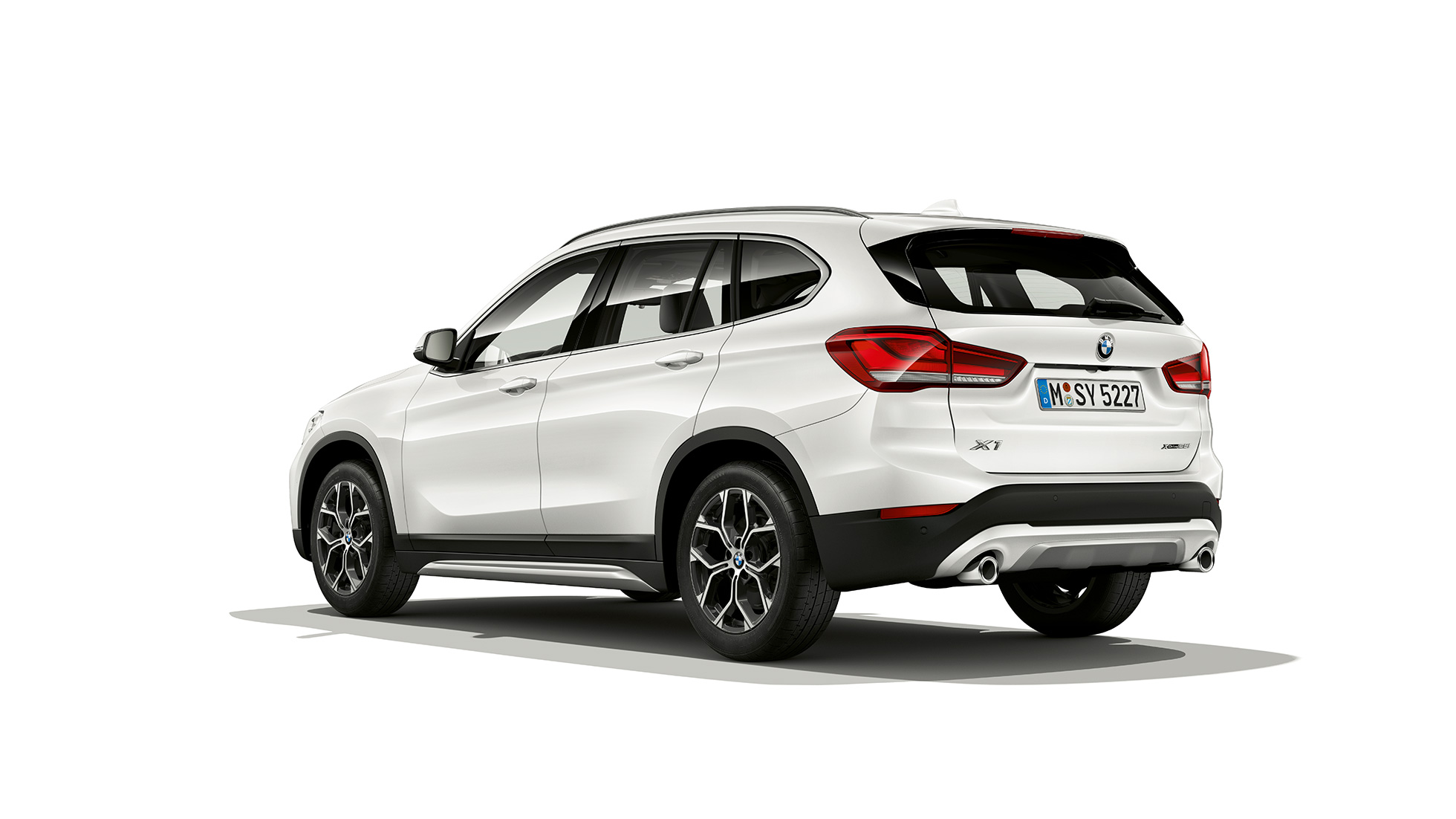 BMW X1 SUV F48, Acabado xLine, vista de tres cuartos de la zaga BMW X1 SUV F48, Acabado xLine, imagen de estudio de tres cuartos de la zaga