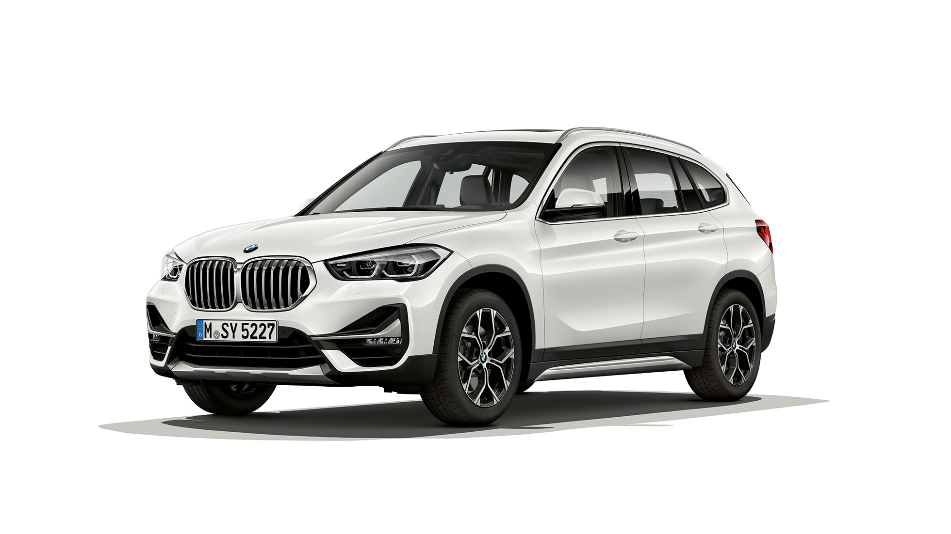 BMW X1 SUV F48, Acabado xLine, vista de tres cuartos del frontal BMW X1 SUV F48, Acabado xLine, imagen de estudio de tres cuartos del frontal