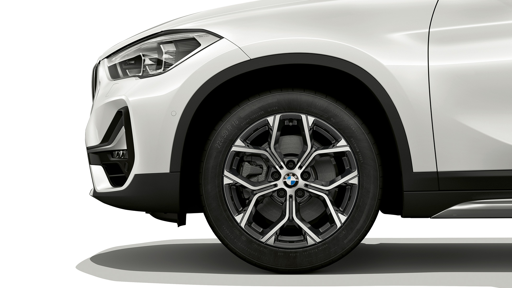BMW X1 SUV F48, Acabado xLine, llantas de aleación ligera BMW X1 SUV F48, Acabado xLine, vista lateral con primer plano de las llantas de aleación ligera
