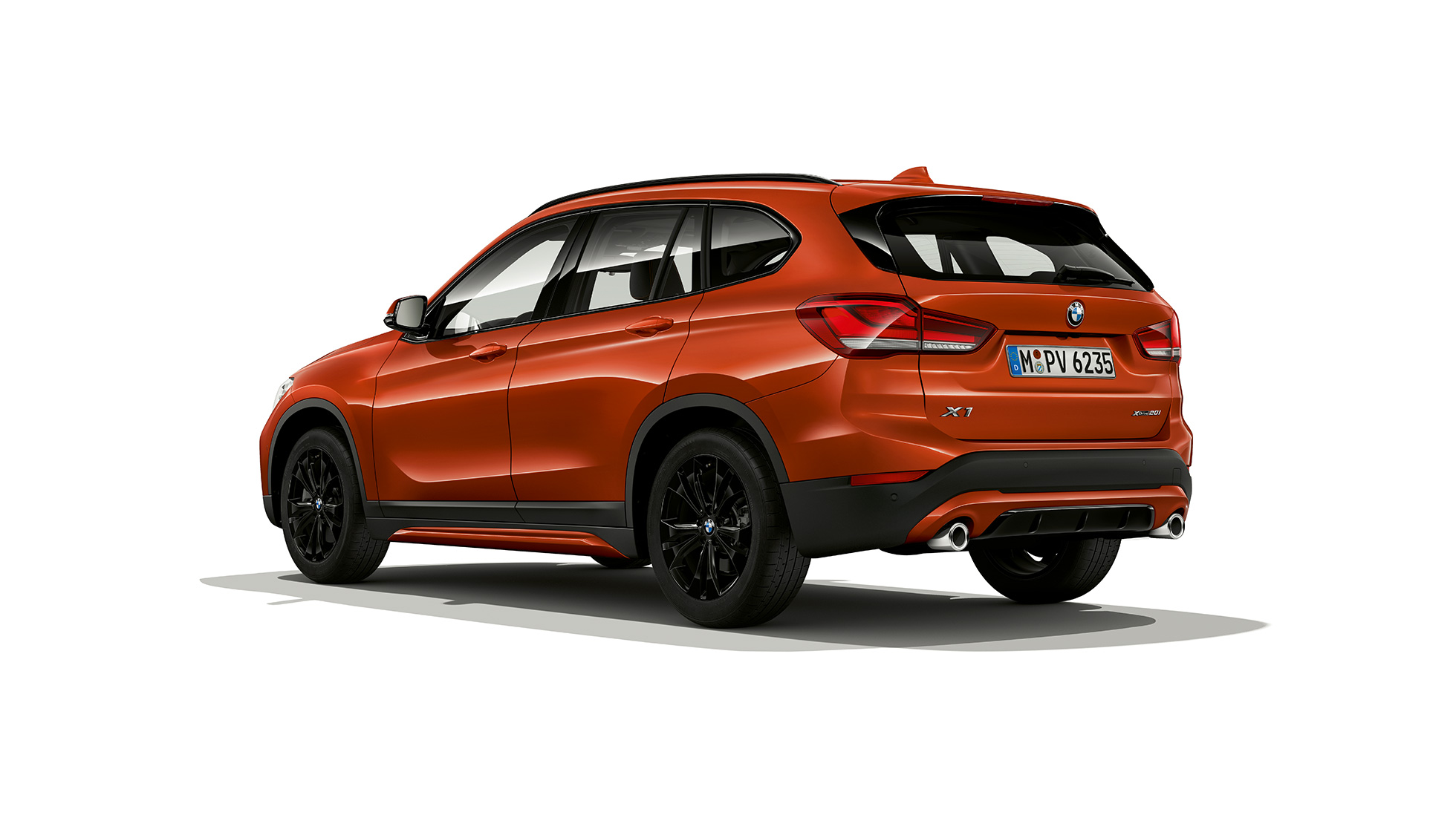 BMW X1 SUV F48, Acabado Sport, vista de tres cuartos de la zaga BMW X1 SUV F48, Acabado Sport, imagen de estudio de tres cuartos de la zaga