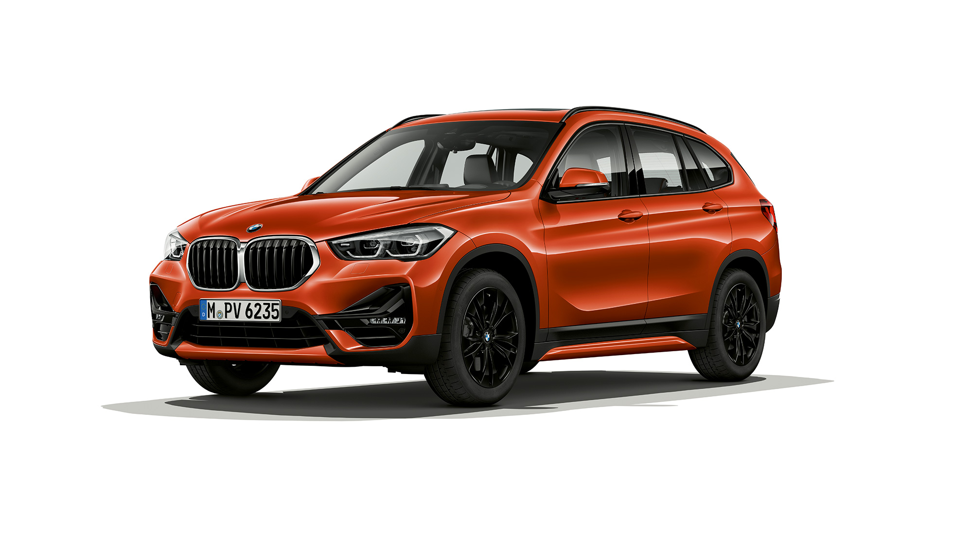 BMW X1 SUV F48, Acabado Sport, vista de tres cuartos del frontal BMW X1 SUV F48, Acabado Sport, imagen de estudio de tres cuartos del frontal
