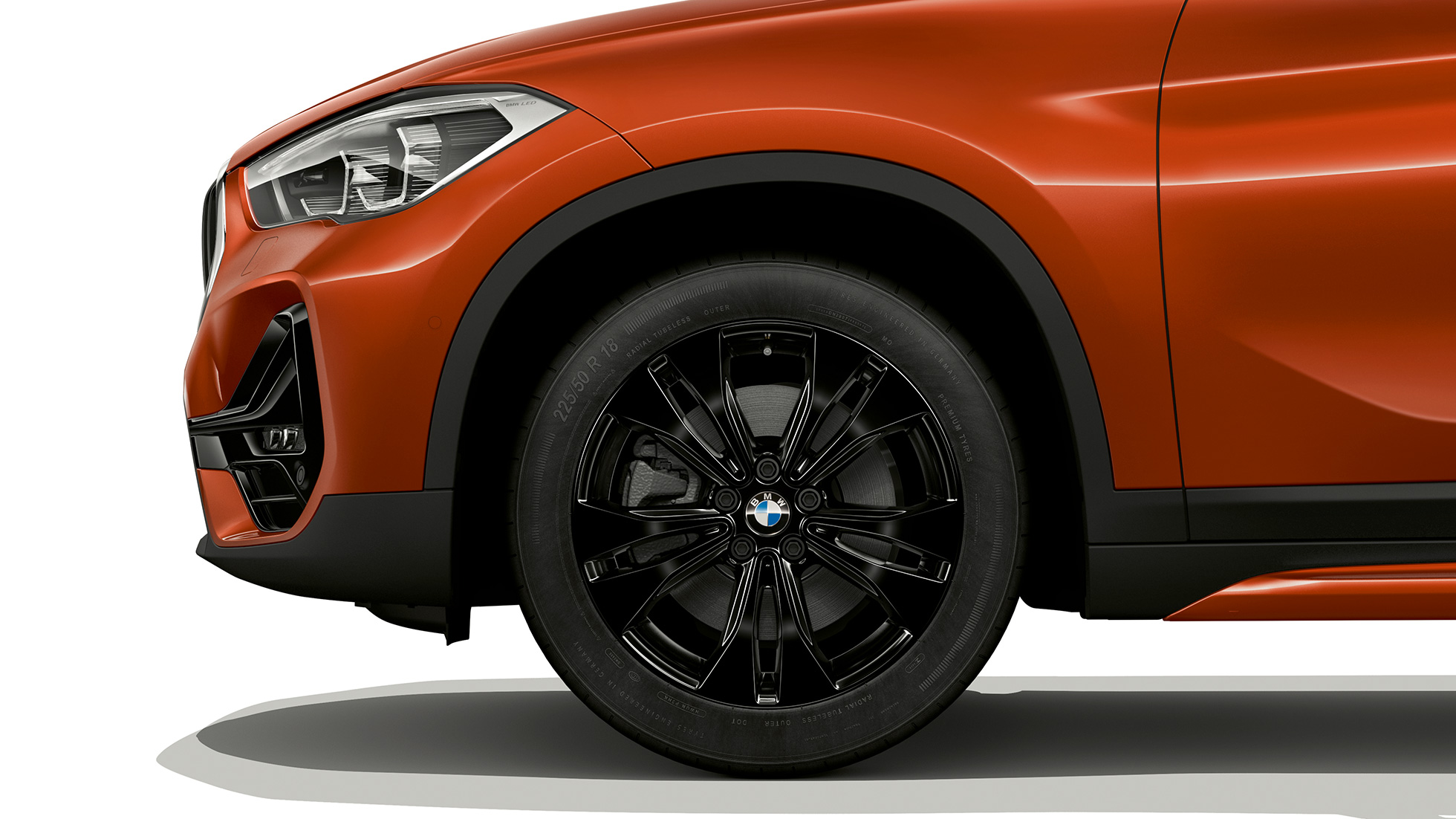 BMW X1 SUV F48, Acabado Sport, llantas de aleación ligera BMW X1 SUV F48, Acabado Sport, vista lateral con primer plano de las llantas de aleación ligera