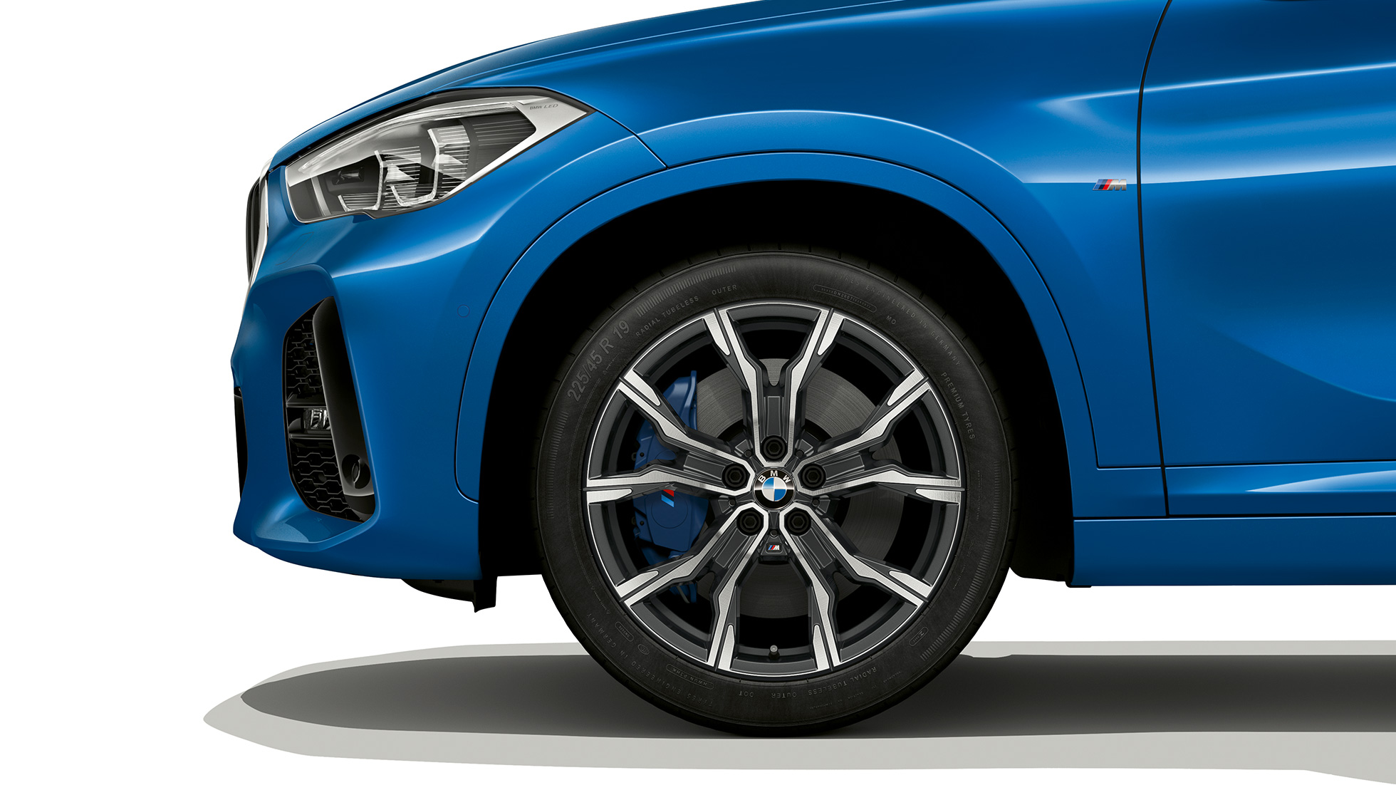 BMW X1 SUV F48, Acabado M Sport, llantas de aleación ligera BMW X1 SUV F48, Acabado M Sport, vista lateral con primer plano de las llantas de aleación ligera