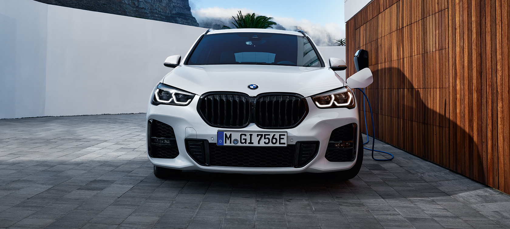 Híbrido enchufable BMW X1 xDrive25e SUV F48, vista del frontal Híbrido enchufable BMW X1 xDrive25e SUV F48, vista frontal, carga
