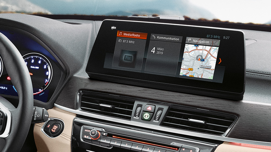 BMW X1, display de control de 26 cm (10,25 pulgadas). Interior del BMW X1, vista del display de control de 26 cm (10,25 pulgadas) con pantalla táctil.