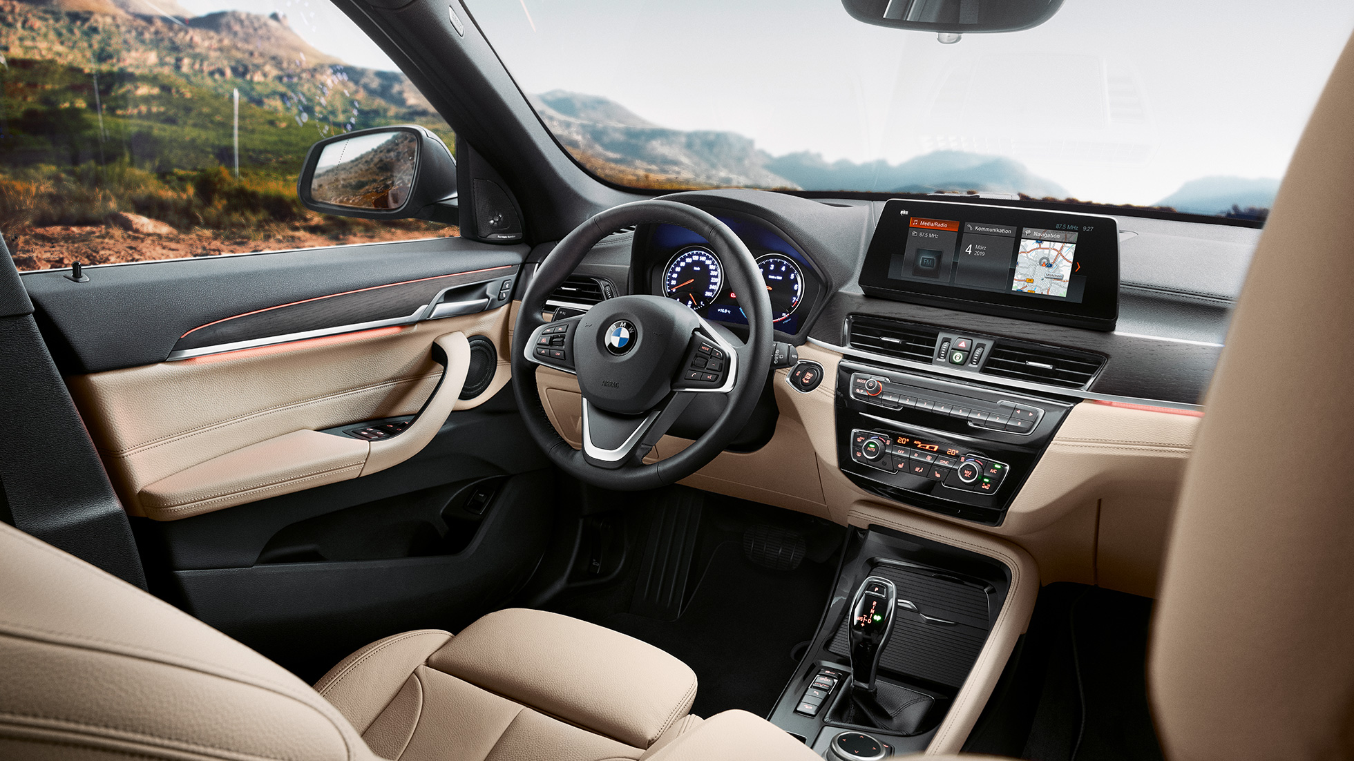 Interior del BMW X1, puesto de conducción. Interior del BMW X1, vista del display de control de 26 cm (10,25 pulgadas) en el puesto de conducción.