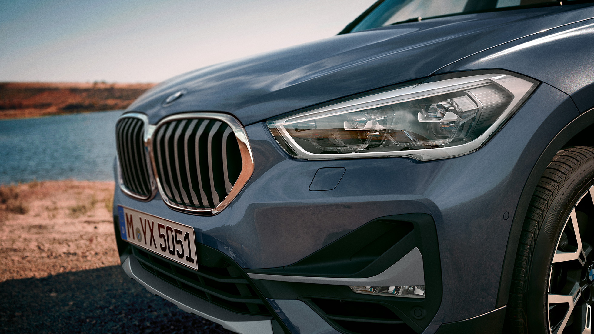 BMW X1, faros LED autoadaptables. BMW X1, primer plano de los faros LED autoadaptdables.