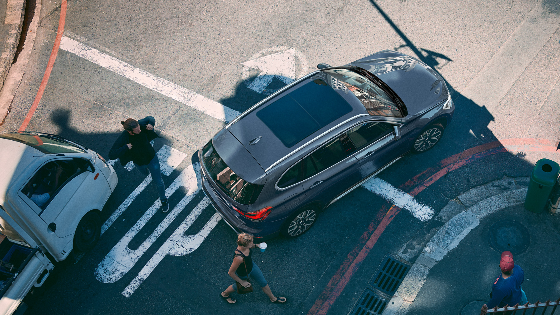 BMW X1, techo de cristal panorámico. BMW X1, vista del techo solar panorámico desde una perspectiva aérea.