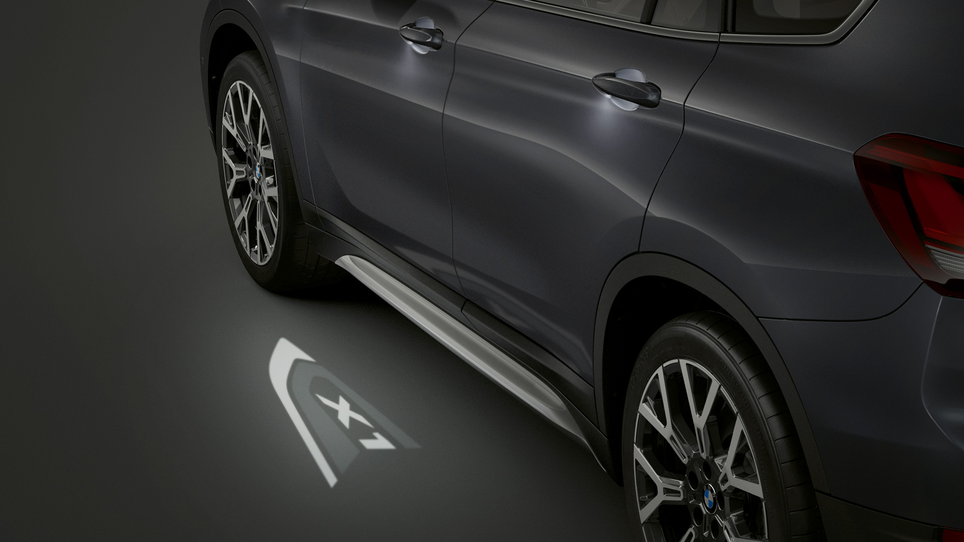 BMW X1, proyección LED “X1”. BMW X1, vista lateral centrada en la proyección LED “X1”.