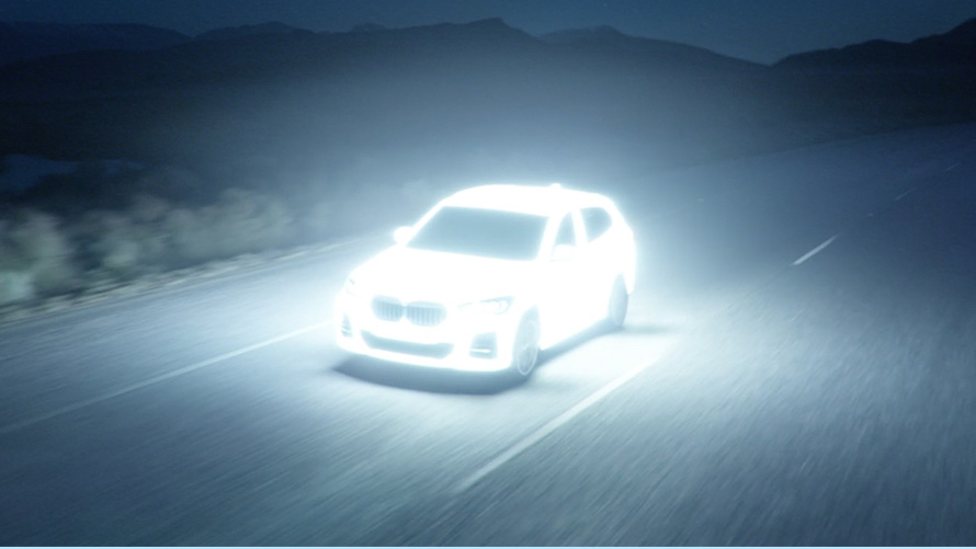 BMW X1 F48 LCI Híbrido Enchufable, en marcha, de noche BMW X1 F48 LCI Híbrido Enchufable, en marcha, de noche