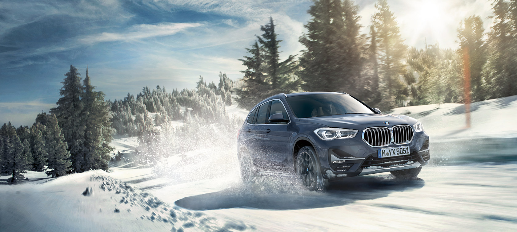 BMW X1 xDrive20i F48 LCI en BMW Individual Storm Bay metalizado, en marcha, en un paisaje de invierno BMW X1 xDrive20i F48 LCI en BMW Individual Storm Bay metalizado, en marcha, en un paisaje de invierno