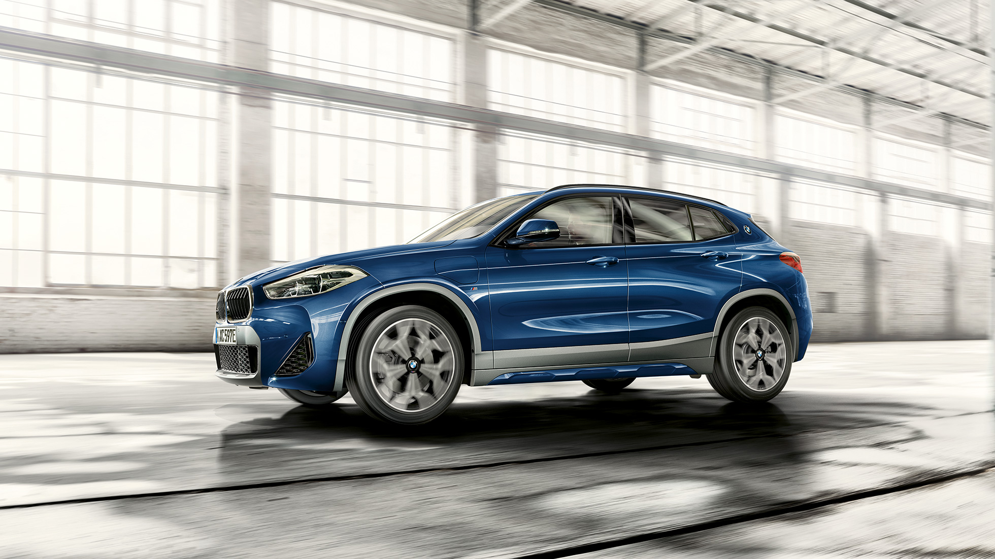 Vista de tres cuartos del lateral BMW X2 xDrive25e híbrido enchufable F39 BMW X2 xDrive25e híbrido enchufable 2020 F39, vista de tres cuartos del lateral