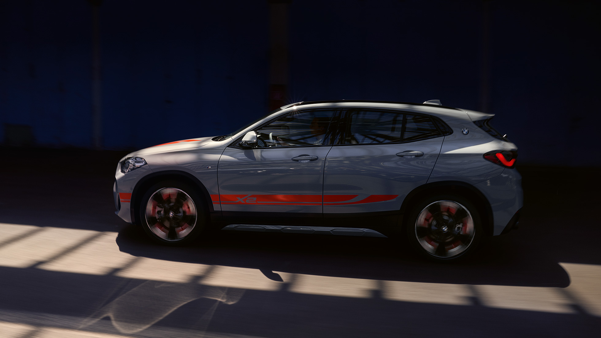 Vista del lateral BMW X2 F39 BMW X2 2020 F39 Brooklyn Grey, vista del lateral
