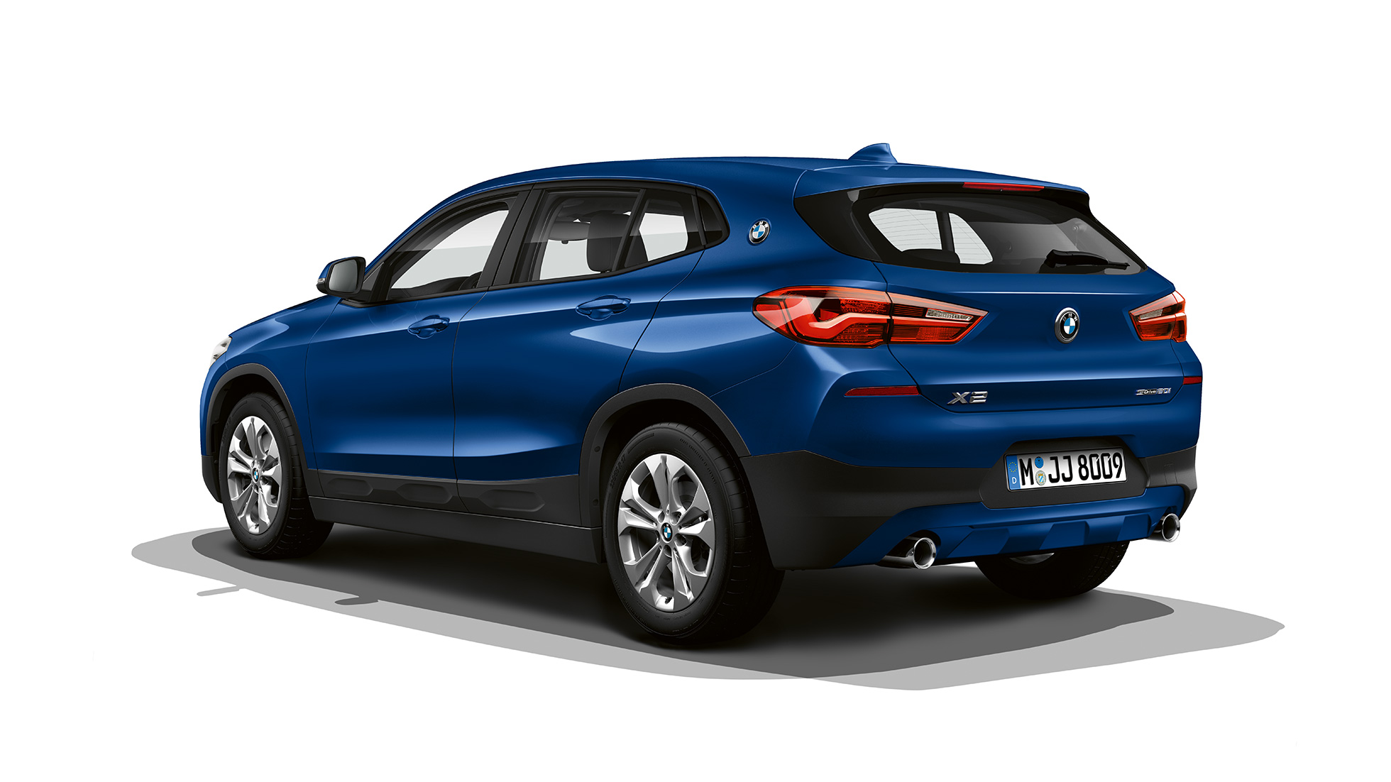Vista de tres cuartos de la zaga BMW X2 sDrive20i SUV F39 Acabado Advantage BMW X2 sDrive20i SUV Acabado Advantage 2018 F39 Mediterranblau metalizado, vista de tres cuartos de la zaga