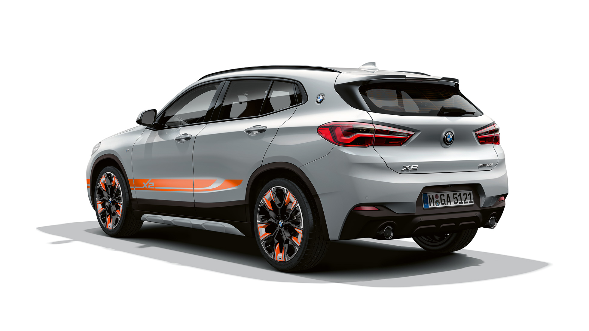 Vista de tres cuartos de la zaga BMW X2 SUV F39 Acabado Edition M Mesh BMW X2 SUV Acabado Edition M Mesh 2020 F39 Brooklyn Grey, vista de tres cuartos de la zaga