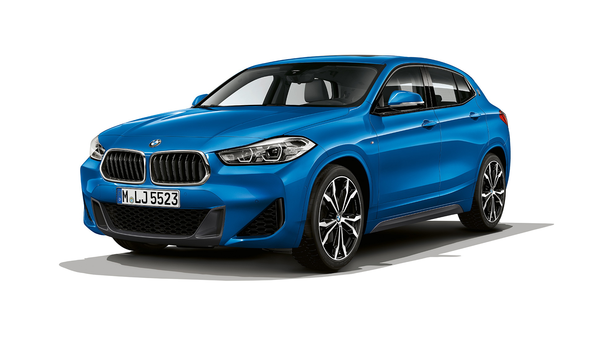Vista de tres cuartos del frontal BMW X2 sDrive20i SUV F39 Acabado M Sport BMW X2 sDrive20i SUV Acabado M Sport 2018 F39 Misano Blau metalizado, vista de tres cuartos del frontal