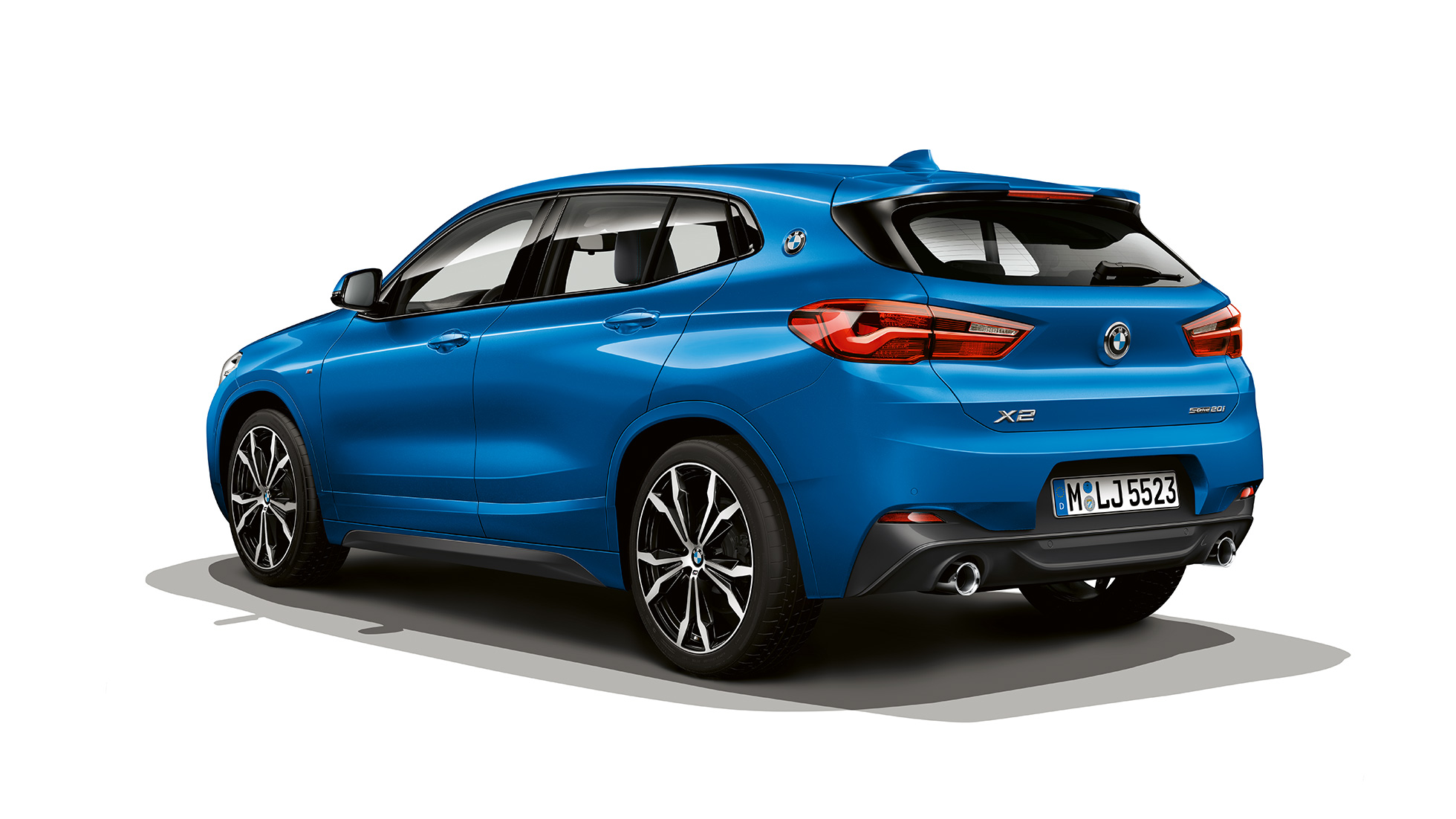 Vista de tres cuartos del lateral BMW X2 sDrive20i SUV F39 Acabado M Sport BMW X2 sDrive20i SUV Acabado M Sport 2018 F39 Misano Blau metalizado, vista de tres cuartos del lateral