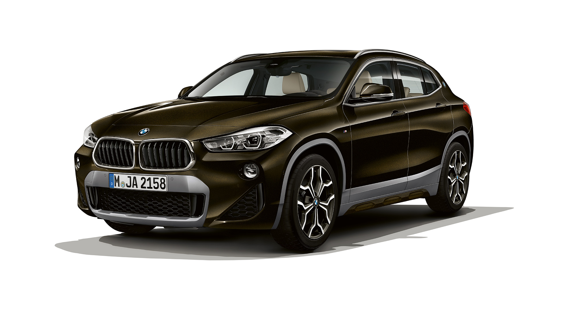 Vista de tres cuartos del frontal BMW X2 sDrive20i SUV F39 Acabado M Sport X BMW X2 sDrive20i SUV Acabado M Sport 2018 F39 Sparkling Storm efecto brillante, vista de tres cuartos del frontal