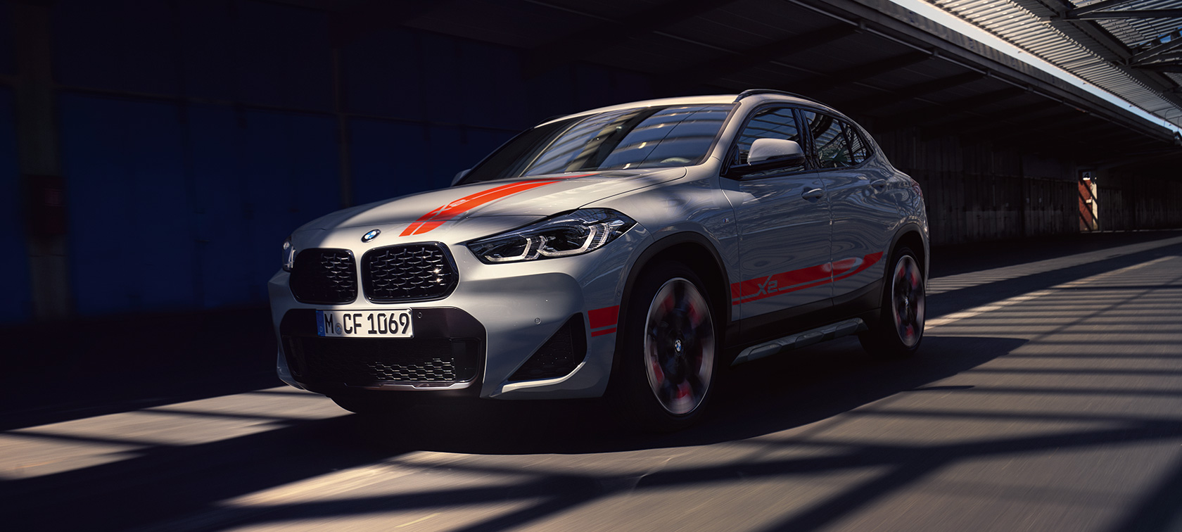 Vista de la zaga BMW X2 F39 Vista trasera del BMW X2, el SUV deportivo en la carretera