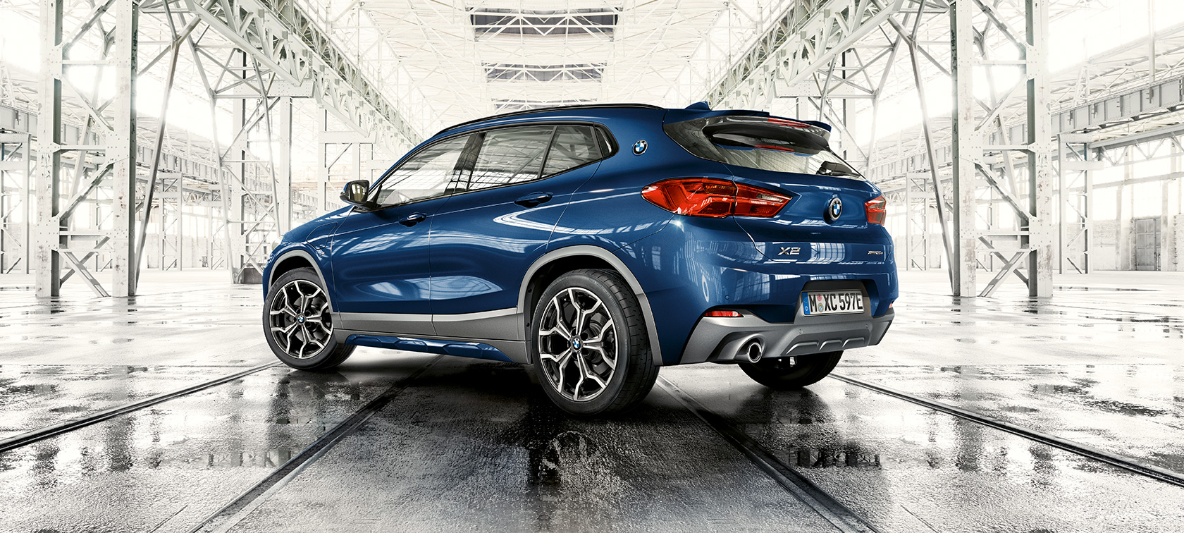 Vista delantera de tres cuartos del BMW X2 xDrive25e híbrido enchufable Vista delantera de tres cuartos del BMW X2 xDrive25e híbrido enchufable