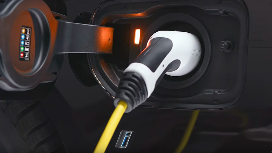 BMW Híbrido Enchufable con cable de carga conectado BMW Híbrido Enchufable con cable de carga conectado, primer plano