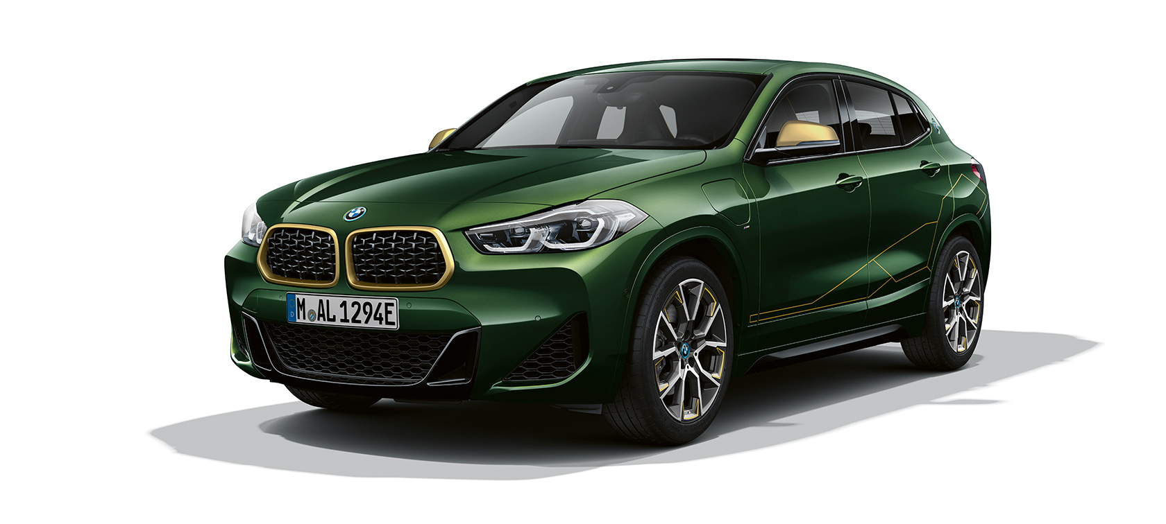 Vista de tres cuartos del frontal BMW X2 F39 Vista de tres cuartos del frontal BMW X2 F39 Sanremo Green metalizado