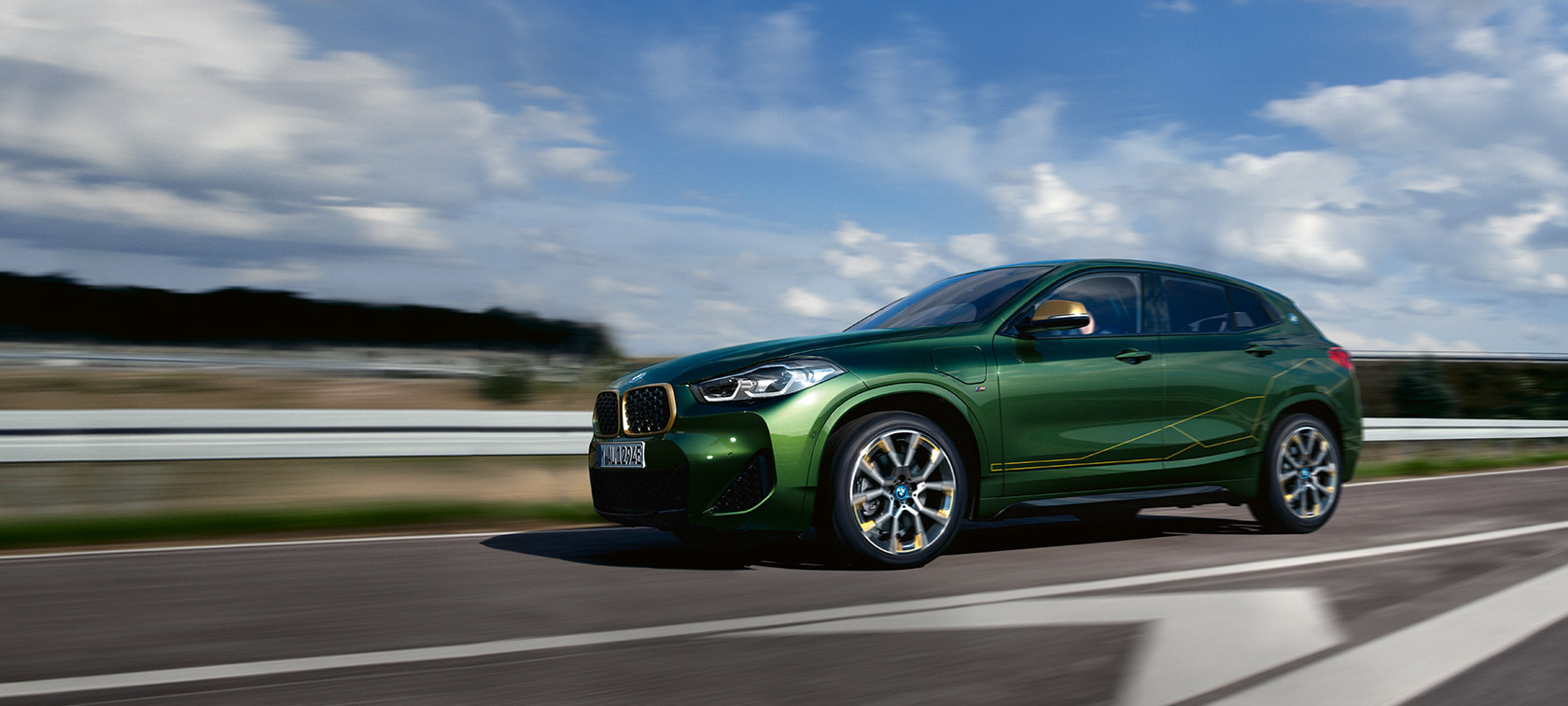 Vista de tres cuartos del lateral, en marcha BMW X2 F39 Sanremo Green metalizado