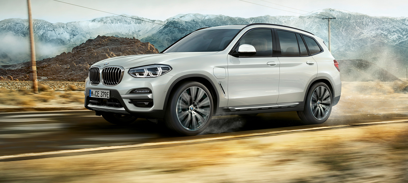 BMW X3 xDrive30e en una curva BMW X3 xDrive30e en una curva