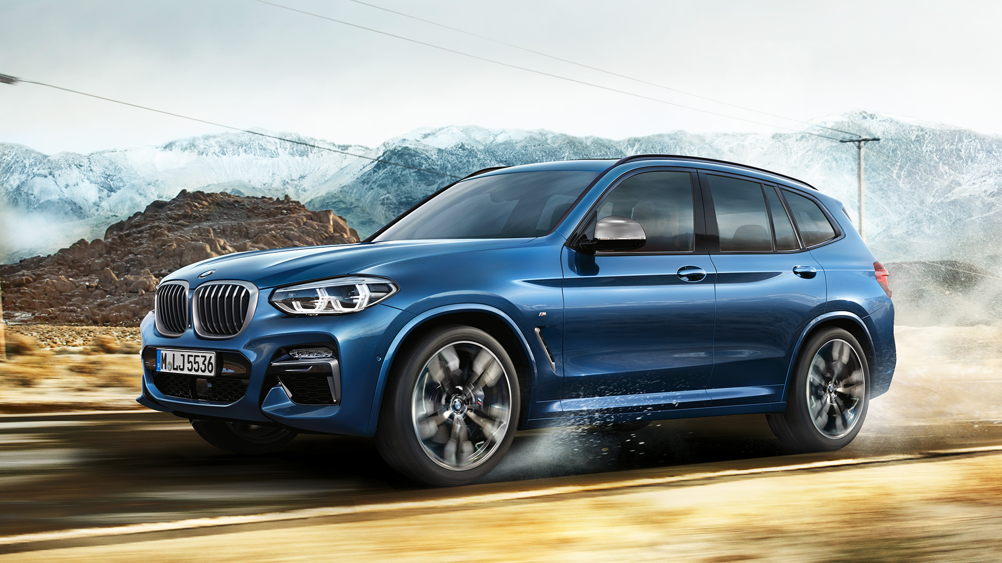 BMW X3 M40i, plano medio de llanta y guardabarros delantero con la montaña de fondo SUV híbrido enchufable, plano medio de llanta y guardabarros delantero con la montaña de fondo